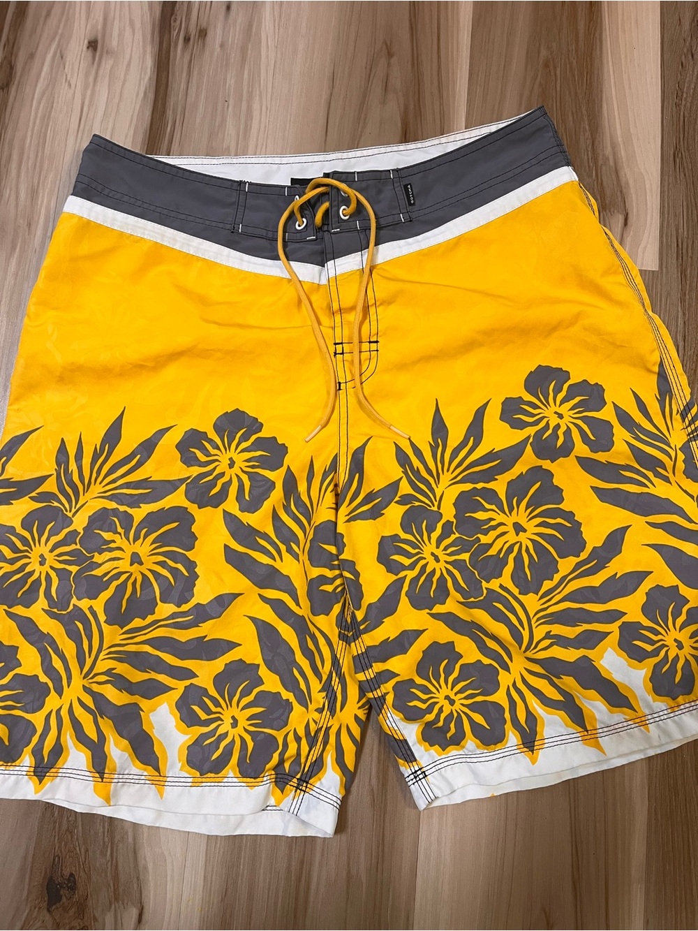 Gotcha Vintage Y2K 2000s Board Shorts Swim Trunks Yellow Floral Hawaiian Size 33